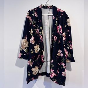 Adorable light floral blazer with pockets